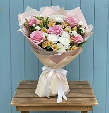 Букет цветов из:  Гвоздики, Орхидеи и Розы в Винзили