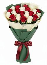 Букет Микс из красных и белых роз в Винзили