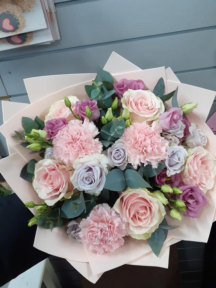 Букет цветов из: Розы, Гвоздики и Лизиантусы в Винзили